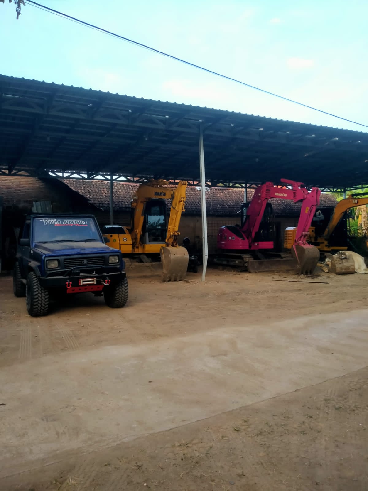 Unit Excavator Tiga Putra Group
